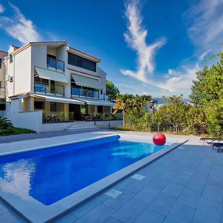 Luxury Semi-detached House With A Pool Near The Sea Kastela
