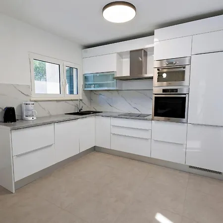 Luxury Semi-detached House With A Pool Near The Sea 펜션
