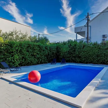 Luxury Semi-detached House With A Pool Near The Sea 펜션 Kaštela