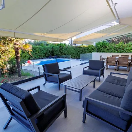 Luxury Semi-detached House With A Pool Near The Sea 펜션 *