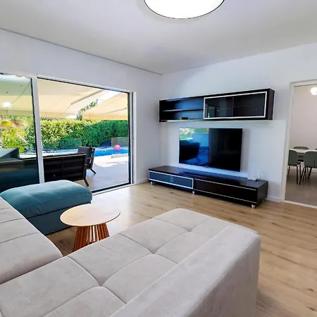 Luxury Semi-detached House With A Pool Near The Sea 펜션 Kaštela