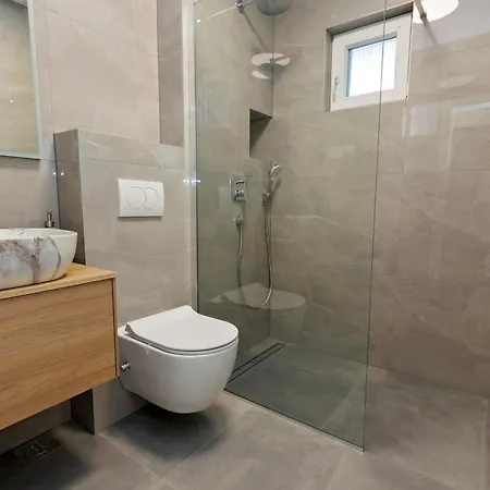Luxury Semi-detached House With A Pool Near The Sea 펜션